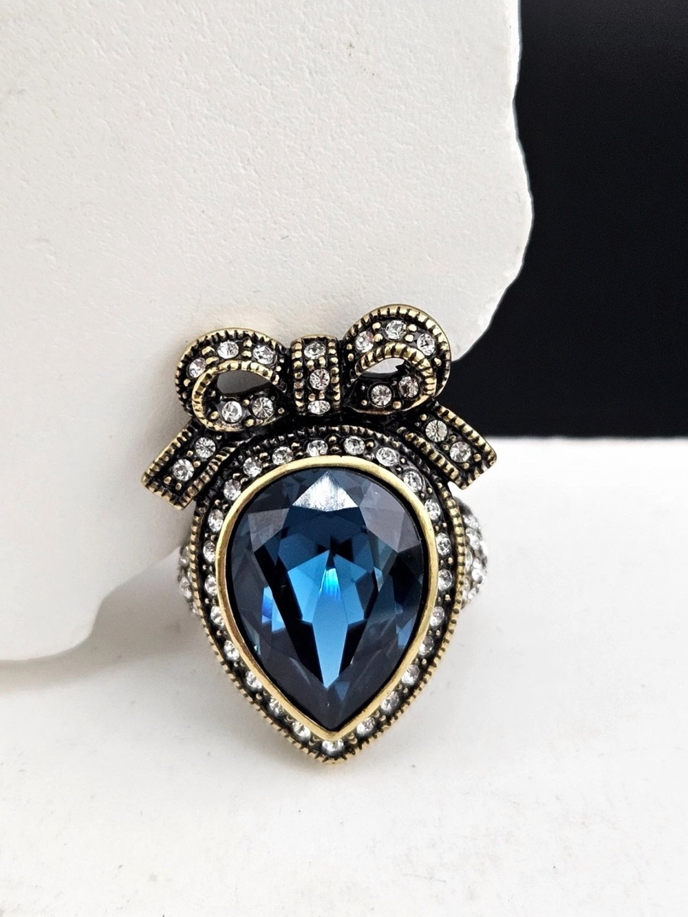 Heidi Daus "Femme Fabulous"
Crystal Bow Statement Ring. *5.75